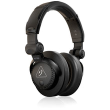 Cargar imagen en el visor de la galería, Behringer HC 200 en acción. DJ mezclando música en vivo