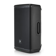 Cargar imagen en el visor de la galería, El JBL EON715 destaca con su diseño frontal elegante y potente, ideal para tus eventos en Perú